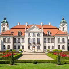 Pałac w Kozłówce z kwitnącym ogrodem. Wspaniałe kozłówka atrakcje zachwycają o każdej porze roku.