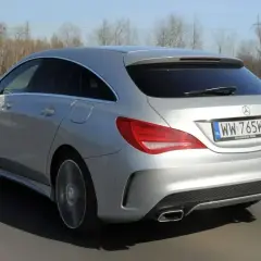 Srebrny Mercedes CLA shooting brake w ruchu drogowym, z widocznym tyłem i tablicą rejestracyjną WW 765WT.