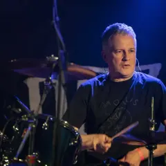 Krzysztof Grabowski, perkusista Dezertera, w akcji na scenie.