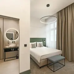 Nowoczesny pokój z łazienką w Herbal Hotel Wrocław. Jasne wnętrze, wygodne łóżko i stylowe dodatki.