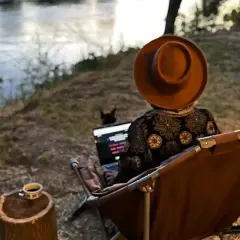 Praca zdalna nad rzeką. Kawa na pniu, piesek i laptop. Tak wygląda życie digital nomad co to znaczy?