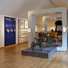 Im Museum sind die Anfänge der Mobilität zu sehen: Rad und Wagen, von der Lagerung bis zur antiken Welt.