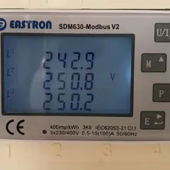 Odczyt licznika pokazuje napięcia L1, L2, L3: 242.9V, 250.8V, 250.2V. Wniosek o obniżenie napięcia w sieci jest uzasadniony.