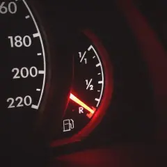 Wskaźnik paliwa pokazuje niski poziom. Czas pomyśleć, jak odwiesić pływak w baku, zanim zabraknie paliwa.