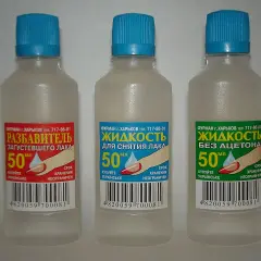 Trzy butelki z płynami do paznokci. Czy zmywacz do paznokci odtłuszcza? Ten produkt z pewnością pomoże usunąć lakier.
