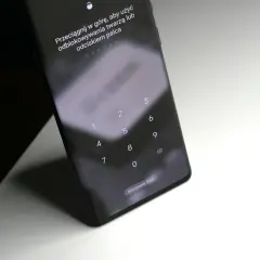 Telefon zablokowany, zapomniałem kod pin do blokady ekranu. Widoczna klawiatura numeryczna i opcje odblokowania twarzą lub odciskiem palca.