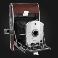 Polaroid Land Camera Model 95, jeden z pierwszych aparatów natychmiastowych. Kto wymyślił aparat fotograficzny? Edwin Land!
