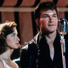 Johnny und Baby vor dem Mikrofon. Ein ikonischer Moment aus Dirty Dancing, der heute im TV läuft.