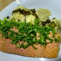 Lachsfilet mit Kräutern und Kartoffelpüree. Eine köstliche Idee für Sauerampfer Rezepte, die Frische und Geschmack vereint.