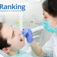 Dentystka w masce bada zęby pacjenta stomatologicznym narzędziem.
