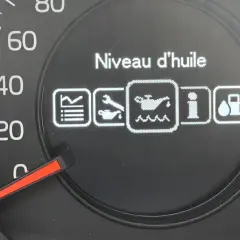 Na desce rozdzielczej Volvo V40 wyświetla się komunikat "Niveau d'huile" (poziom oleju) z ikoną wskazującą, że poziom oleju jest niedostępny.