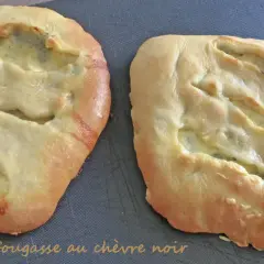 Deux fougasses au chèvre, dorées et moelleuses, garnies d'un fromage fondant. Un délice à partager.