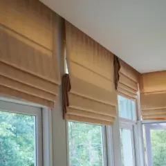 Zasłony rzymskie na oknach nieotwieranych. Dowiedz się, jak zamontować roletę na okno nieotwierane, by stworzyć przytulną atmosferę.