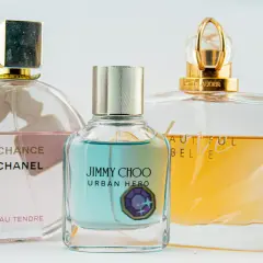 Trzy flakony perfum: Chanel Chance Eau Tendre, Jimmy Choo Urban Hero i Estee Lauder Beautiful. Różne rodzaje edp vs edt.