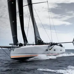 Il Baltic 111 Raven sfreccia sull'onda, vele nere spiegate, un'elegante silhouette che solca il mare.