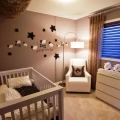 Idee pareti cameretta neonato maschio: un adesivo con pecorelle che saltano la staccionata e stelle, perfetto per sogni d'oro.