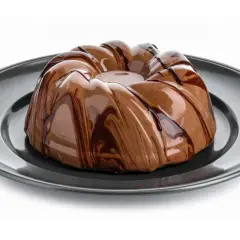 Bavarese al cioccolato con glassatura lucida e striature di cioccolato fondente su piatto scuro.