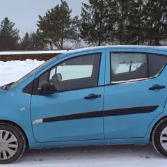 Niebieski Suzuki Splash na śniegu, gotowy na zimowe przygody.