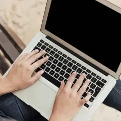 Dłonie na klawiaturze laptopa, gotowe do zrobienia screena.