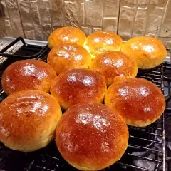 Jak upiec idealne bułki do hamburgerów? Czas i temperatura pieczenia