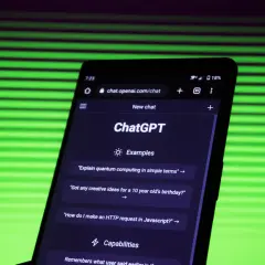 Telefon wyświetla interfejs chatbota ChatGPT. Widać przykładowe pytania, np. o komputery kwantowe.