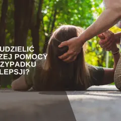 Starsza osoba pomaga osobie leżącej na ziemi, która doświadcza ataku padaczki. Tekst: "Jak udzielić pierwszej pomocy w przypadku epilepsji?".
