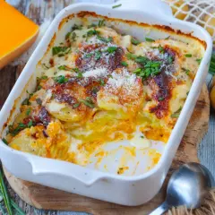 Gratin de butternut et pommes de terre, une recette réconfortante et savoureuse. Des rondelles dorées et crémeuses, parsemées de ciboulette fraîche.