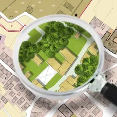 Plan d'urbanisme sous loupe, révélant des parcelles et des espaces verts. L'intérêt à agir en urbanisme est ici illustré par le détail des projets.