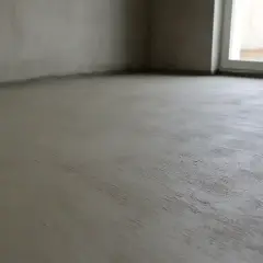 Świeżo wylana posadzka betonowa. Zastanawiasz się, ile cementu na kubik betonu potrzeba do uzyskania takiej powierzchni?