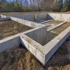 Ile kosztuje fundament pod dom? Poznaj ukryte koszty budowy