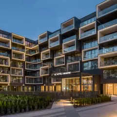 Nowoczesny hotel AC Hotel Krakow z podświetlanymi balkonami, jeden z wielu polskich hoteli niezależnych.