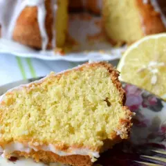 Pyszna babka bezglutenowa z mąki ziemniaczanej, polana lukrem, obok połówka cytryny.