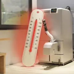 Duży termometr wskazuje za wysoką temperaturę na piecu gazowym.