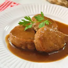 Solomillo de cerdo al Pedro Ximénez, jugoso y tierno, bañado en una rica salsa y decorado con perejil fresco.