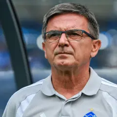Trener w okularach, zamyślony. Czy to falstart, co to znaczy dla drużyny?
