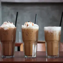 Fünf leckere Eiskaffee-Variationen, perfekt zum Eiskaffee selber machen. Mit Sahne, Karamell und Schokostreuseln garniert.