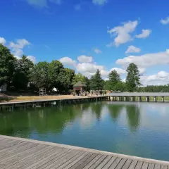 Drewniane molo nad jeziorem, idealne miejsce na relaks. Mrągowo atrakcje oferuje piękne widoki i wypoczynek na łonie natury.