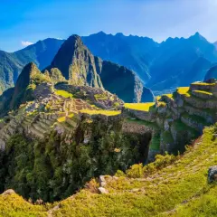 Machu Picchu w Peru, z tarasami i górami w tle. Planując podróż, warto pamiętać o **peru szczepienia**.
