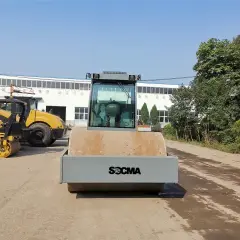 Nowe maszyny do robót ziemnych, w tym walec drogowy SOCMA, czekają na pracę.