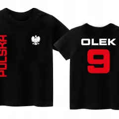 Czarna koszulka piłkarska dla dzieci z napisem "POLSKA" i orłem na przodzie. Na plecach imię "OLEK" i numer "9".