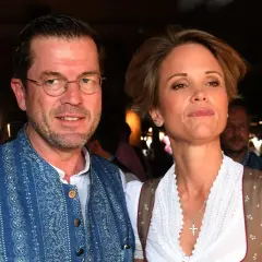 Karl-Theodor zu Guttenberg und seine Frau Stephanie in Tracht. Die zu Guttenberg Familie zeigt sich hier traditionell.