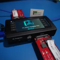 Urządzenie PC-3000 Portable PRO z podłączonymi dyskami, gotowe do pracy w trybie raid 10.