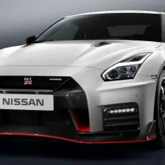 Biały Nissan GT-R Nismo z czerwonymi akcentami, prezentujący sportowy design i agresywną sylwetkę.