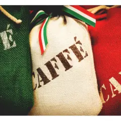 Trzy woreczki z napisem "CAFFÈ" w kolorach włoskiej flagi. Idealne na prezent dla miłośnika kawy, może nawet na kawę z lodem.
