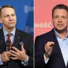 Rafał Trzaskowski, polityk Koalicji Obywatelskiej, przemawia na tle niebieskiego baneru. Obok niego, na różowym tle, inny mężczyzna gestykuluje.