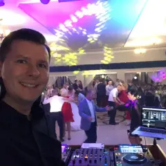 Jak napisać do DJ-a na 18. urodziny? Poradnik i wzory wiadomości