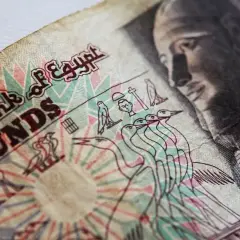 Fragment banknotu z napisem "National Bank of Egypt POUNDS" i wizerunkiem faraona.
