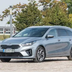 Srebrne Kia Ceed 1.6 CRDi, kombi, na tle drzew i budynku. Zastanawiasz się nad pojemnością baku?