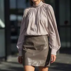 Jaka bluzka do skórzanej spódnicy? Stylizacje na każdą okazję!