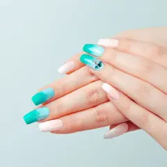 Dwukolorowe paznokcie: modny manicure krok po kroku. Odkryj sekrety!
